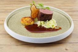 Lammfilet, Hibiskus Lack, Birnenpolenta