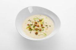 Hüttensuppe mit Appenzeller, Lauch und Bauernbrot-Crôutons