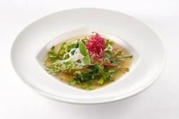 Asiatische Frühlingssuppe mit Spargel und Glasnudeln