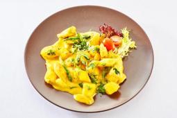 Hähnchenbrust mit Spargel und Mango aus dem Wok mit Kurkuma-Chilisauce