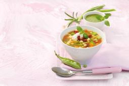 Ligurische Gemüsesuppe mit getrockneten Tomaten und Basilikum