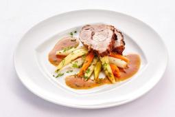 Schweinenackenbraten mit Dijon-Kümmel-Marinade und Spargel-Pickles