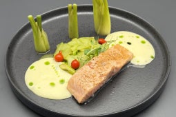 Lachs Fishfond mit Gemüse und weißem Noillypratschaum