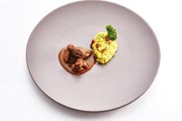 Rehragout in Morchelrahm, Rosenkohlpüree mit getrockneten Tomaten