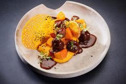 Bombay-Balls in Tamarindensauce mit buntem Gemüse