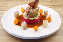 Gefüllte Entenbrust, Black Garlic Farce, Wirsing, rote Kartoffelcreme