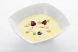 Blumenkohl-Currycremesuppe mit Avocado