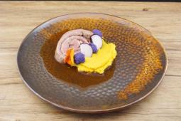 Roastbeef Roulade, Bresaola, Kurkumakartoffel, fermentierter Pfeffer