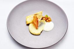 Zander gebraten, Spitzkohlpüree, Speckschaum, Kartoffelcroutons, Speckchip