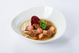 Russland - Borschtsch mit weißer Beete, gepoppten Schweinebauch und Schmand Schaum