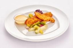 Panko-Schollenfilet mit Kartoffel-Spargelsalat und kalter Hummercreme