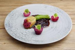 Gefüllte Zucchiniblüte, rote Zwiebelmarmelade, Schalotten