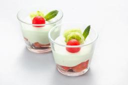 Gurken-Limetten-Joghurtcreme auf Wassermelone