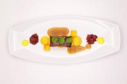 Lammhüfte mit Rhabarber-Chutney, Safran und Steckrübenpüree