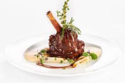Geschmorte Lammhaxe in Portweinsauce , Vanille-Spargelgemüse und Lemonenschaum