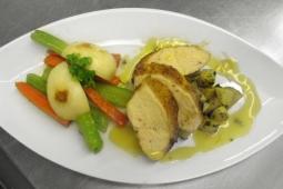 Tranchen von der Maishähnchenbrust auf Orangen-Joghurtsauce mit provenzalischem Landgemüse und Kräuterkartoffeln