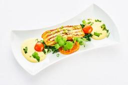 Gegrilltes Lachsfilet auf Blattspinat mit Sauce „Thailandaise“