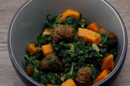 Garden Gourmet Grünkohl mit Süßkartoffelwürfel und veganen Hackbällchen