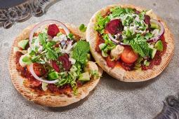 Indisches Fladenbrot mit Tomaten-Gurken-Raita