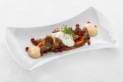 Geschmorrtes Lammragout "persische Art" mit Kichererbsenespuma und Minzjoghurt