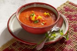 Feurige Tomatensuppe mit Paprika, Mango und Koriander