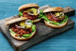 Garden Gourmet - USA - Sloppy Joe Burger mit veganem Hack, Gewürzgurken und Rohkost