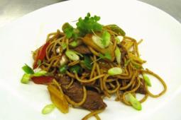 Rinderstreifen mit buntem Asia-Gemüse