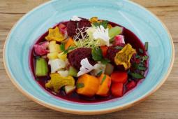 Rote Beete Bouillabaisse mit Wurzelgemüse und Rote Beete Kugeln