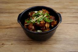 Poutine mit veganen Hackbällchen