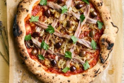 Pizza mit Sardellen, Zwiebeln und schwarzen Oliven