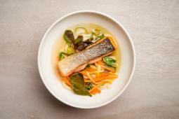 Udon Nudeln mit Lachs und Gurke