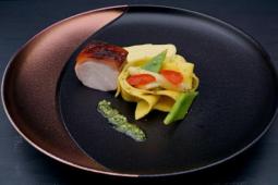 Ligurische Pasta/ Spanferkel/ Spargel/ Bohnen/ 7 Kräuter Pesto/ Limettenschaum