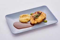 Piccata von der Perlhuhnbrust auf Steckrüben-Ananaspüree und Wildjus