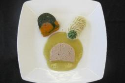 Forellenterrine auf Safransauce