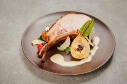 Schweinekotelett vom Brett mit Gorgonzola-Birne