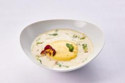 Selleriecremesuppe aus dem Wok mit Ananas-Ingwer-Schaum