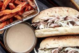 Burger mit Pulled Pork, mariniertem Weißkraut, Süßkartoffel-Pommes und "Ranch Dressing"