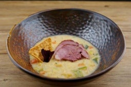 Gelbe Löffelerbsensuppe mit gepökeltem Eisbein