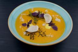 Karottencremesuppe mit geriebenen Meerrettich
