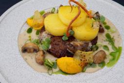 Knusprige Boulette mit Thymian-Rahmchampignons, gebratene Kloßscheiben