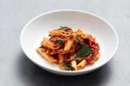 Garden Gourmet - Penne a la Pepperoncini mit veganem Hack