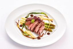 Gegrillte Lammhüfte mit Ofenspargel und Erdnüssen