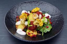 Bratkartoffelsalat mit Rote Beete Bällchen und Dillschmand