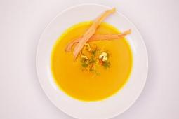 Karottensuppe mit Gartenkresse und Curry-Popcorn