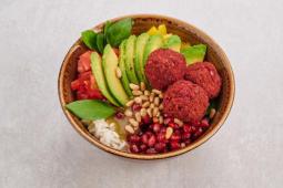 Summer Bowl mit Granatapfel und Avocado