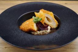 Cordon Bleu von der Mais Poularde mit Münsterkäse und Schalottenjus