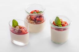 Spargel-Panna Cotta mit Erdbeer-Berberitzen-Konfit, Cantuccini Crunch