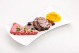 Sauerbraten von der Hirschkeule auf Kürbis-Ingwer-Stampf, Rote Bete-Schafskäse-Tarte
