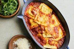 Spinat &amp; Ricotta Ravioli in Tomatensauce mit Pecorino und Rucola