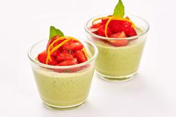 Basilikum Panna Cotta mit Tomaten-Erdbeersalat